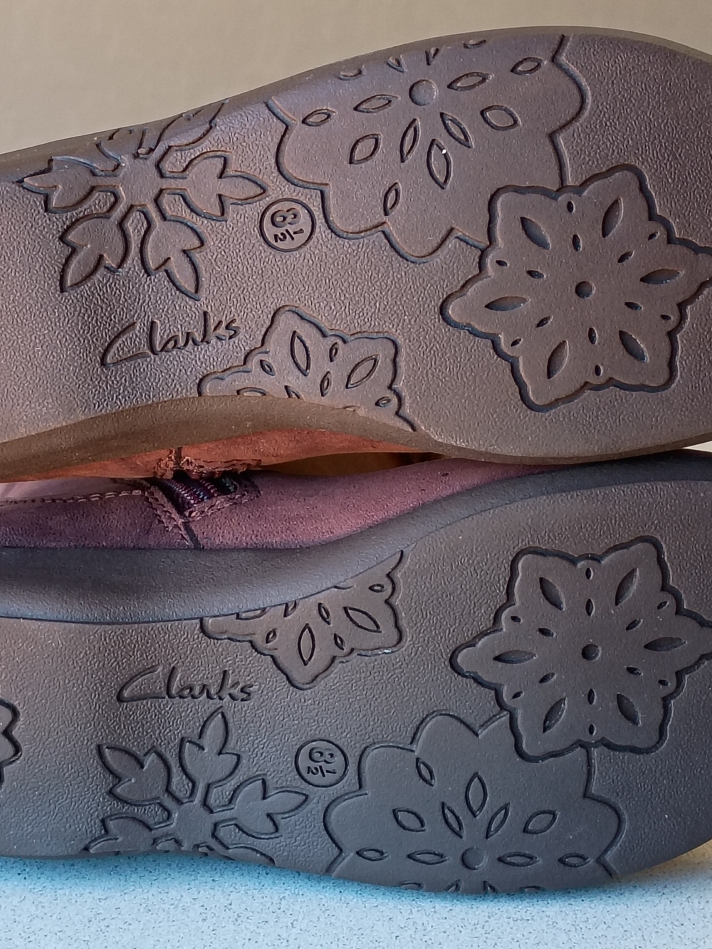 Clarks Girls Floral Boots Size 9.5 Suede Look Faux Fur Trim Excellent Condition - Picture 3 of 6